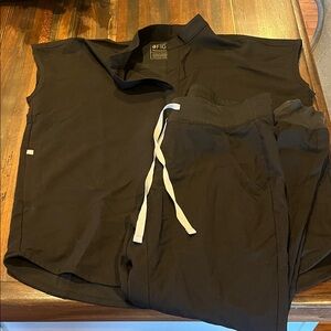 FIGS Black Rafaela Scrub Set - jogger style
